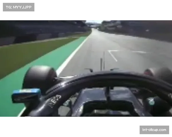 奥地利红牛环赛道,博塔斯赛车起火,车手及时逃生 奥地利红牛环赛道,博塔斯赛车起火,车手及时逃生